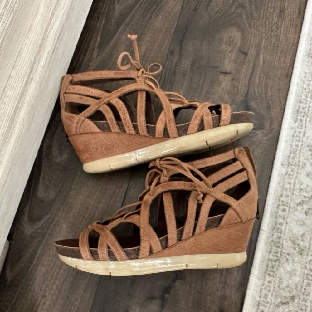 OTBT tie up sandal size 8